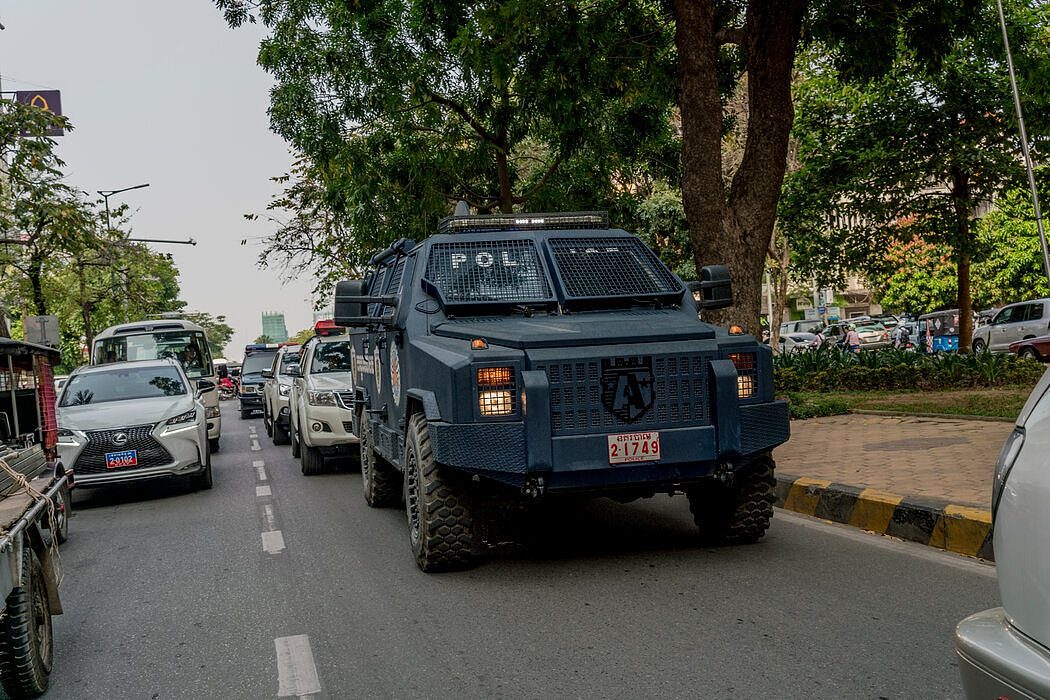 2018年，在金边，柬埔寨安全部队在一辆中国防暴车辆上。