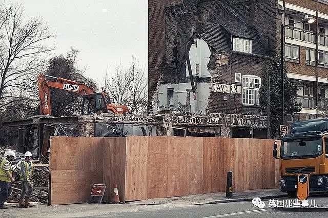 伦敦百年酒吧被鸡贼开发商偷偷推倒，官方：一砖一瓦恢复原样