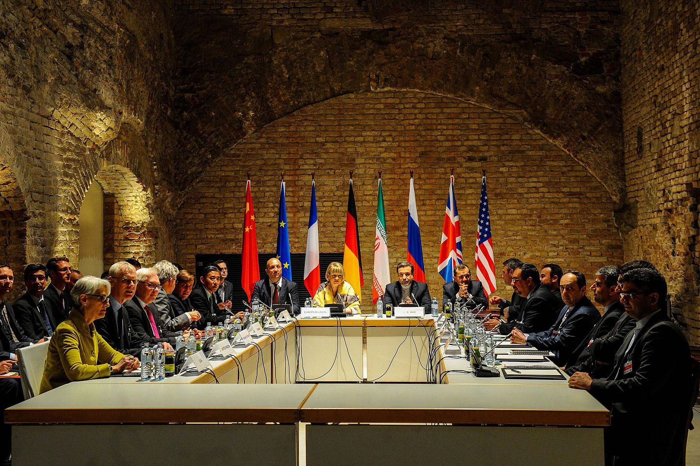 2015年4月24日，在奥地利首都维也纳柯堡宫殿酒店，各方代表参加政治总司长会议。当日，伊核问题六国（美国、英国、法国、俄罗斯、中国、德国）、欧盟与伊朗在奥地利首都维也纳举行政治总司长会议。（新华社）