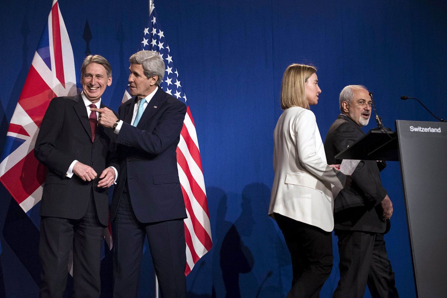 2015年4月2日，在瑞士洛桑，伊核谈判各方达成框架性解决方案。图为美国时任国务卿约翰克里和英国时任外交大臣哈蒙德交流。（Reuters）
