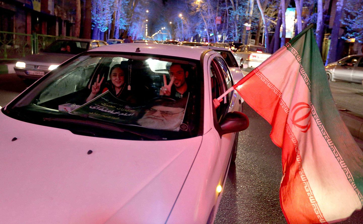 2015年4月2日，伊朗德黑兰，伊朗人涌入街头狂欢，庆祝伊朗核谈判达成框架性协议。（AFP）