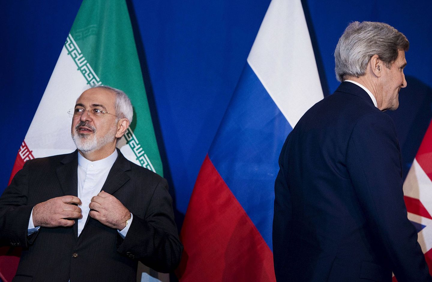 2015年4月2日，在瑞士洛桑，伊核谈判各方达成框架性解决方案。图为在伊朗外长扎里夫旁等待发表声明的美国时任国务卿约翰克里。（Reuters）