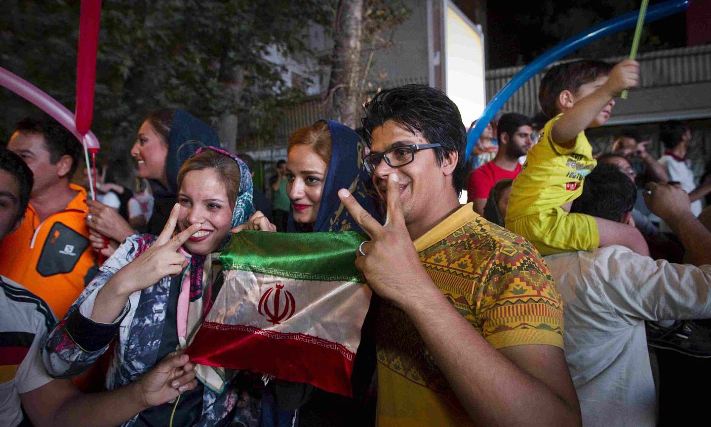 2015年7月14日，伊朗首都德黑兰街头群众因伊核协议达成而狂欢。（Reuters）