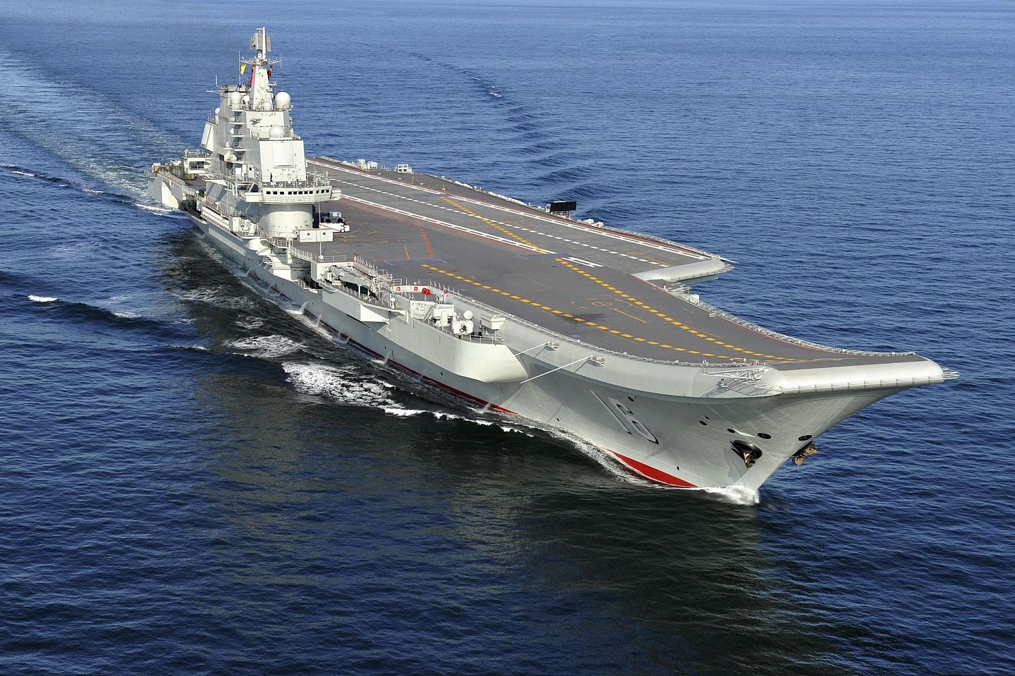 中国海军辽宁舰在进行科研试验和训练。（VCG）
