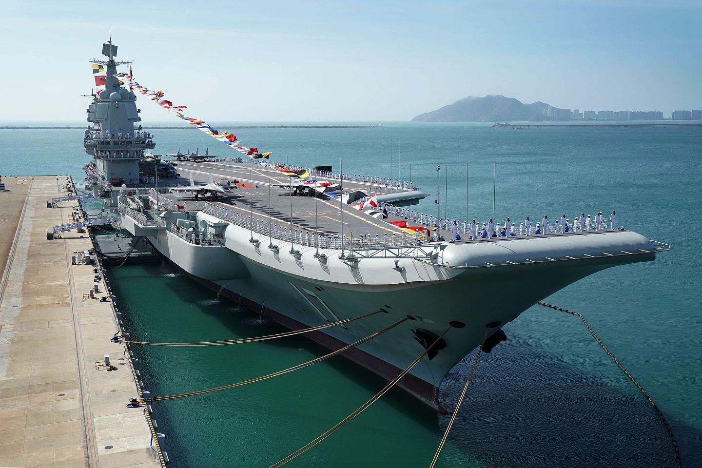 2019年12月17日，中国第一艘国产航空母舰山东舰在海南三亚某军港交付海军。（新华社）