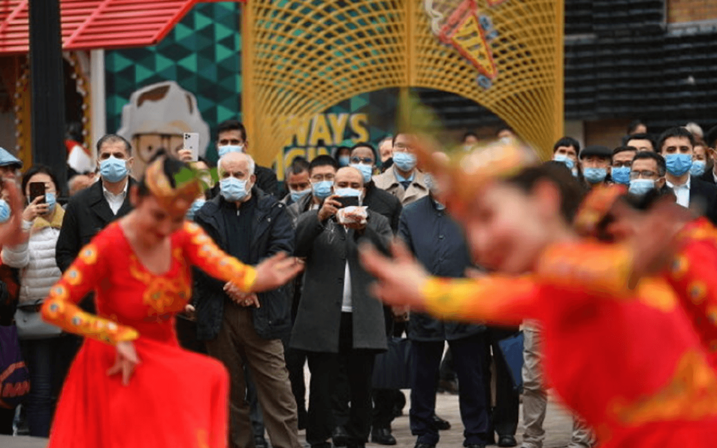 访问团成员观看新疆民众歌舞表演。（微博@新疆平安网） 