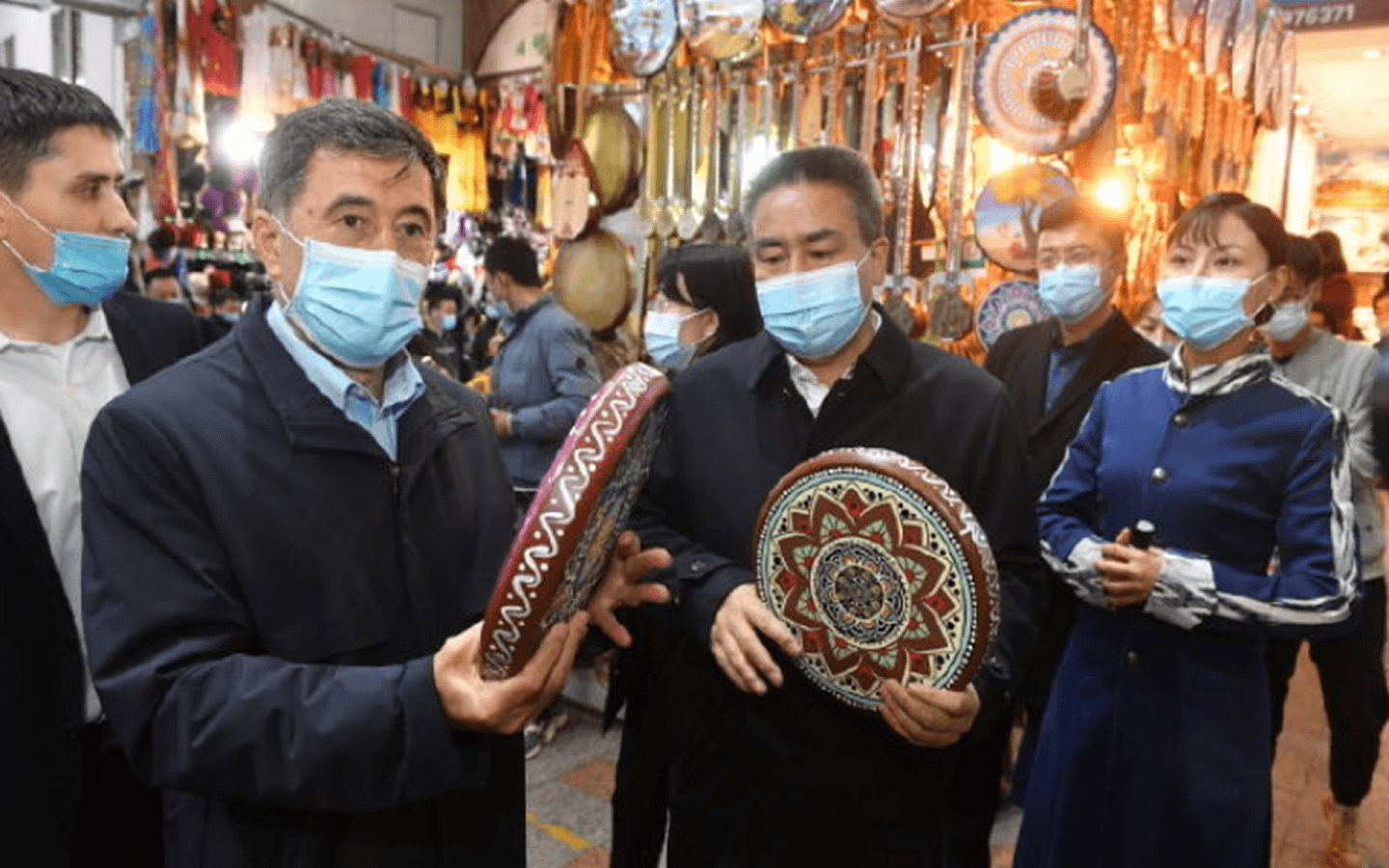 访问团成员用新疆当地民族特色乐器演奏。（微博@新疆平安网） 