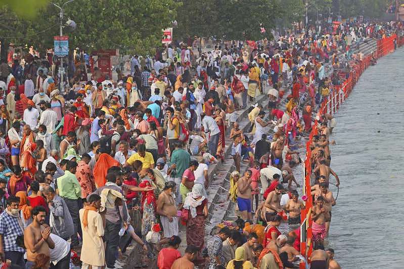 印度信徒12日浸泡在恒河，庆祝「大壶节」（Kumbh Mela）。 美联社