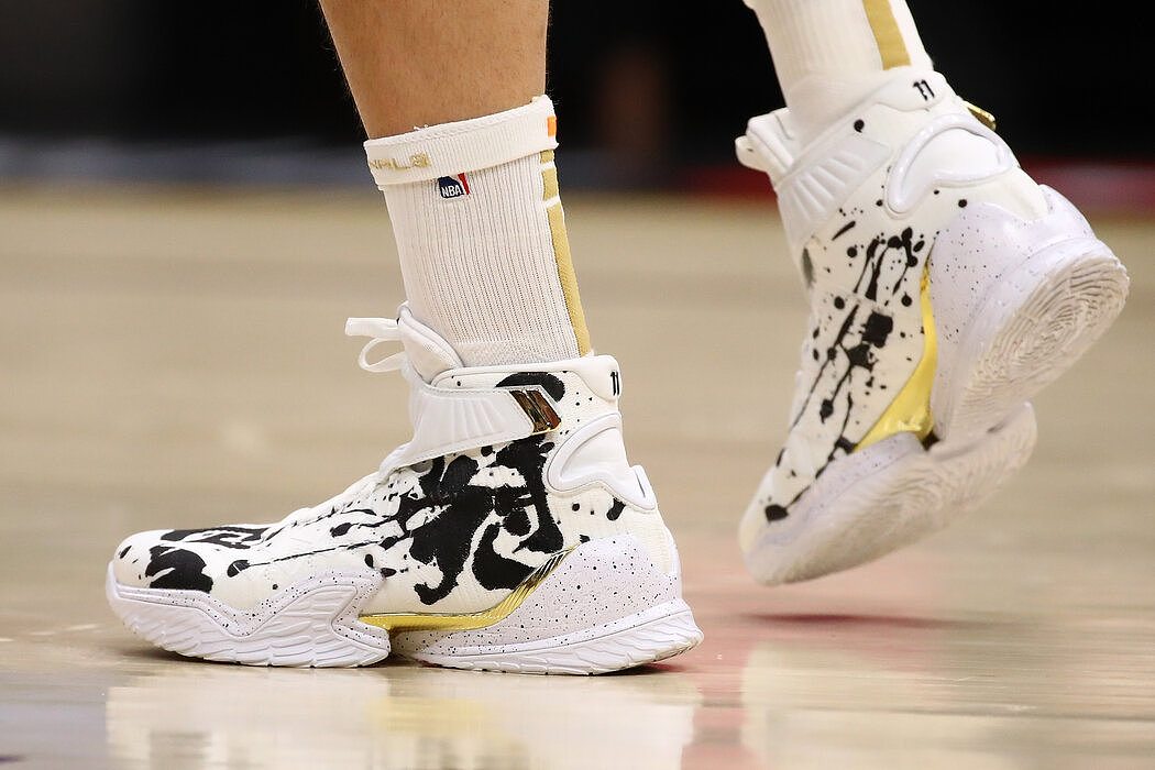 汤普森在2018年NBA总决赛上穿的安踏KT3鞋。