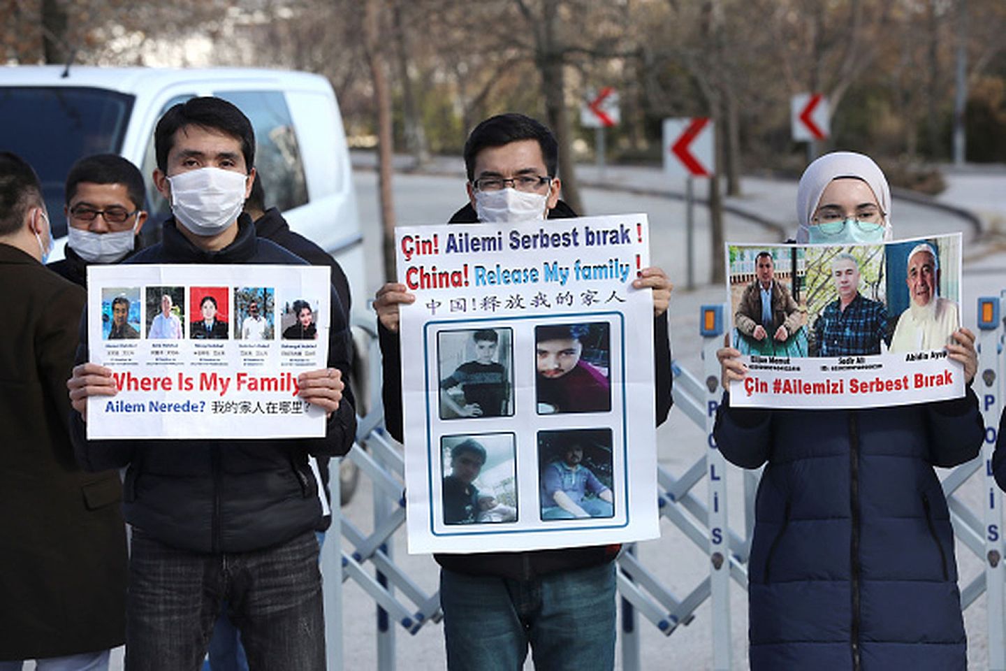 2021年2月5日，流亡土耳其的维吾尔人在中国驻土耳其大使馆门前举行示威集会，要求北京方面释放其亲属。（Getty Images）