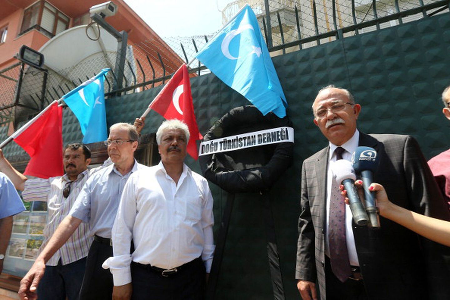 2014年7月5日，流亡土耳其的维吾尔人（多数与东突有关）在中国驻土耳其大使馆前举行示威。（Getty Images）