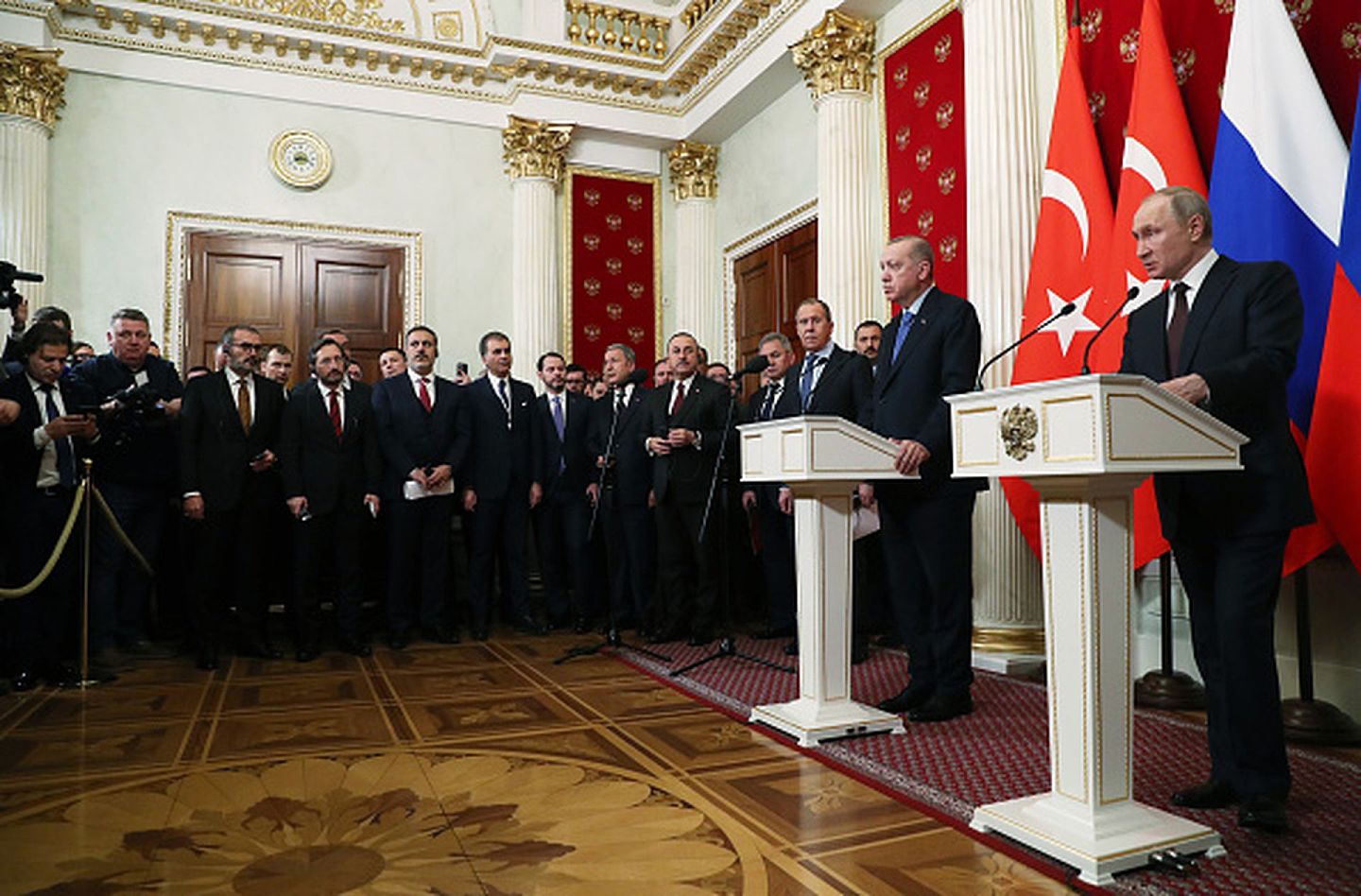 2020年3月5日，莫斯科克里姆林宫，土耳其总统埃尔多安（左）与俄罗斯总统普京（Vladimir Putin，右）在达成伊德利卜停火协议后共同出席新闻发布会。（Getty Images）