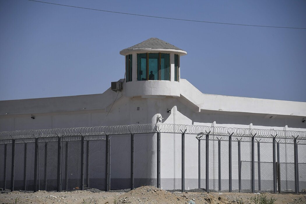 在中国西北新疆地区的和田市郊，一处戒备森严的设施附近的暸望塔，据信这里用来是拘禁穆斯林少数民族的再教育营。