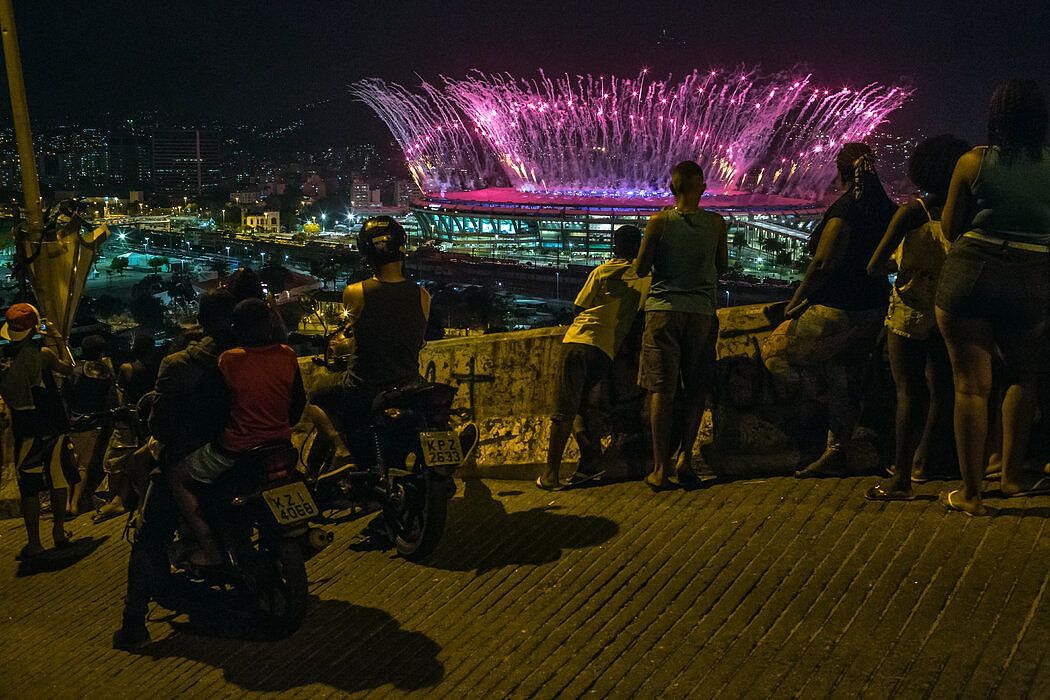 2016年里约奥运会开幕式上，曼格拉区的居民们在观看马拉卡纳体育场上空的烟火秀。
