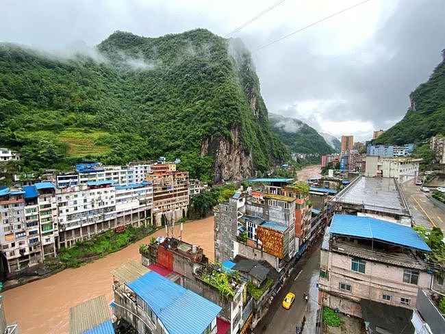 云南“最窄”县城，两边都是悬崖绝壁，网友：送套房也不敢住（组图） - 7