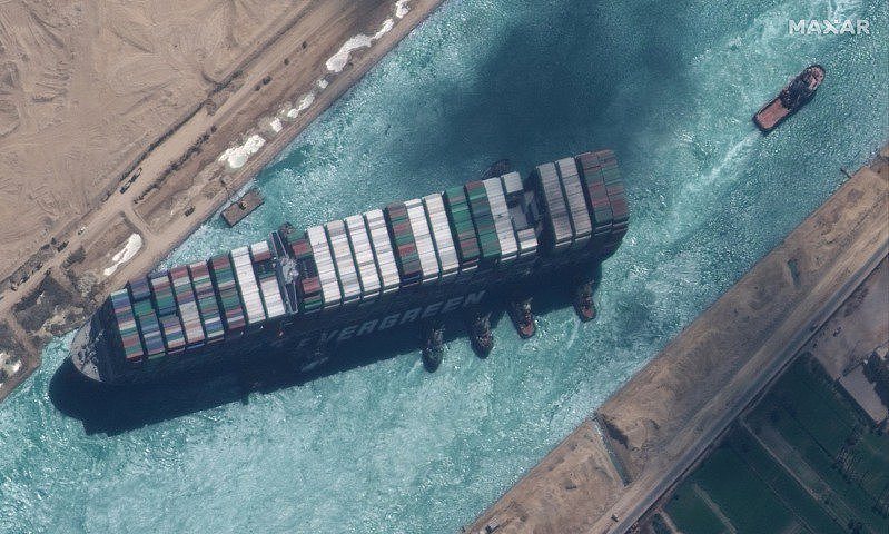 长荣海运超大型货柜轮长赐号在苏伊士运河搁浅近一周后，于卅月廿九日脱困。 路透