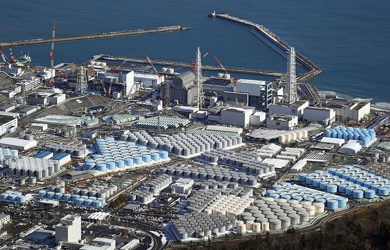 日本福岛第一核电厂厂区内密密麻麻圆形储存槽装了大量核废水，日本政府决定将这些废水稀释后排入海中。 （美联社）