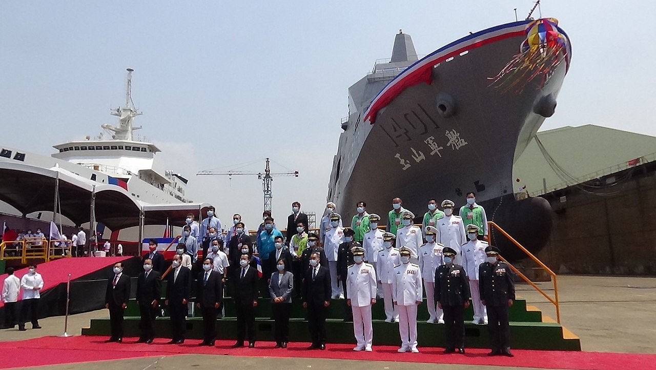 2021年4月13日台湾海军首艘自造万吨级两栖运输舰“玉山舰”下水典礼。（记者夏小华摄）