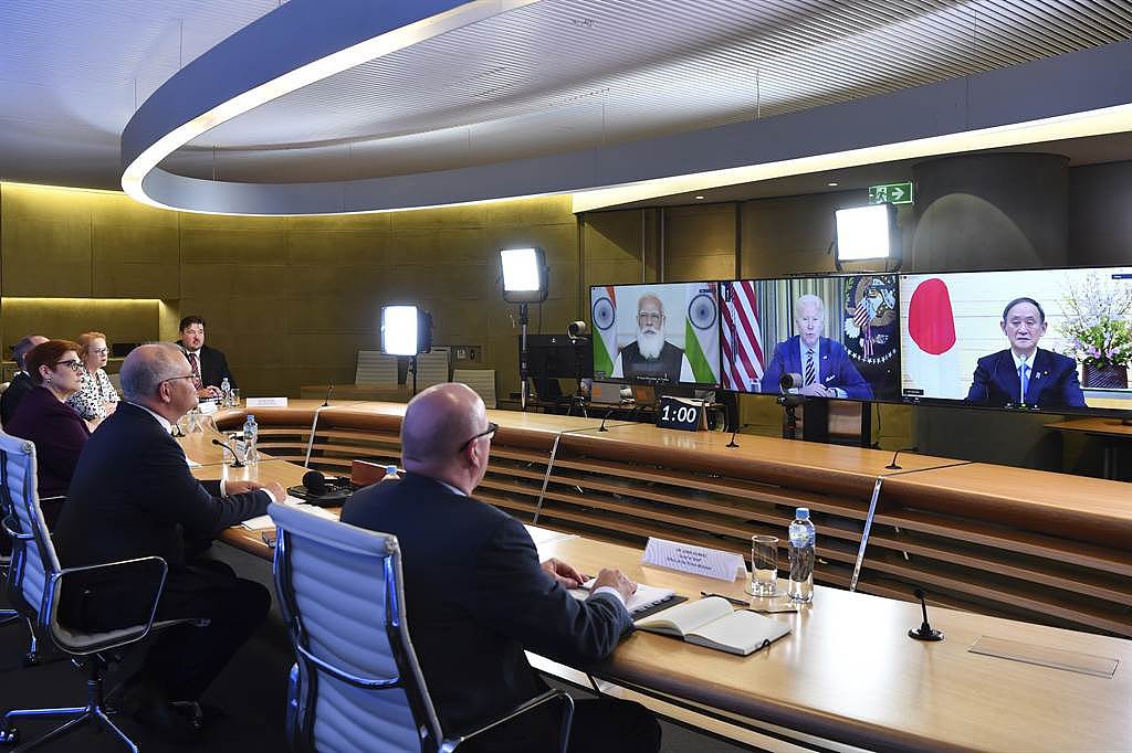 美日印澳4国透过视频举行4国领袖峰会，外界猜测是否会形成针对中国的亚洲版「小北约」军事同盟。 图为澳洲总理莫里森（右二）与其阁员参与3月12日举行的4国视频峰会（图／美联社）　
