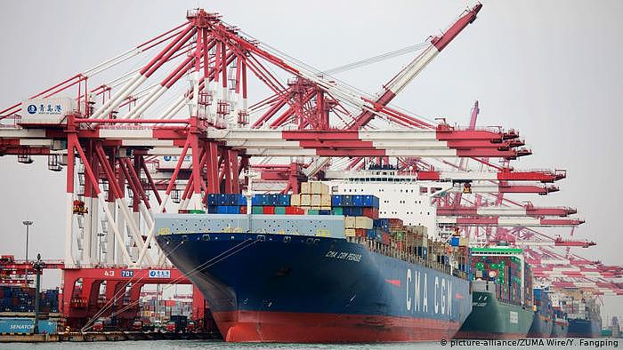 China Qingdao - Containerschiffe im Hafen