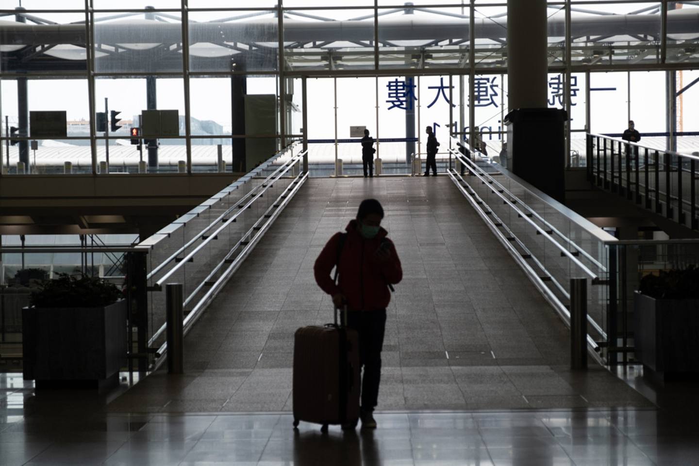 本港新型冠状病毒肺炎疫情持续，港府要求抵港人士要在机场等待至有阴性检测结果才可离开。 （资料图片／梁鹏威摄）