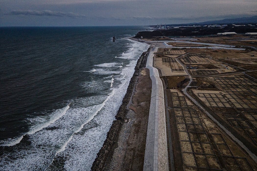 福岛第一核电站附近，总长约245英里的海堤的一部分。设计此海堤是为了防止未来的海啸。

