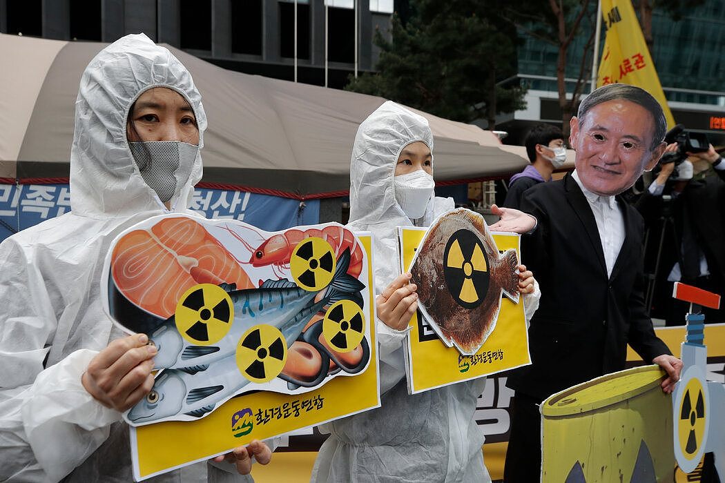 周二，民众在首尔举行示威游行，抗议日本将经过处理的核废水排入海洋的计划。