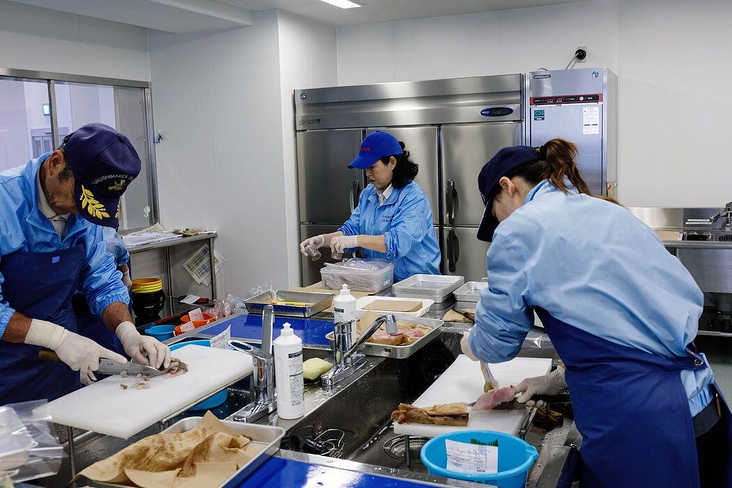 2019年，福岛县沿海城市磐城市内的一家实验室，工作人员正在准备对鱼类进行放射活性筛查。