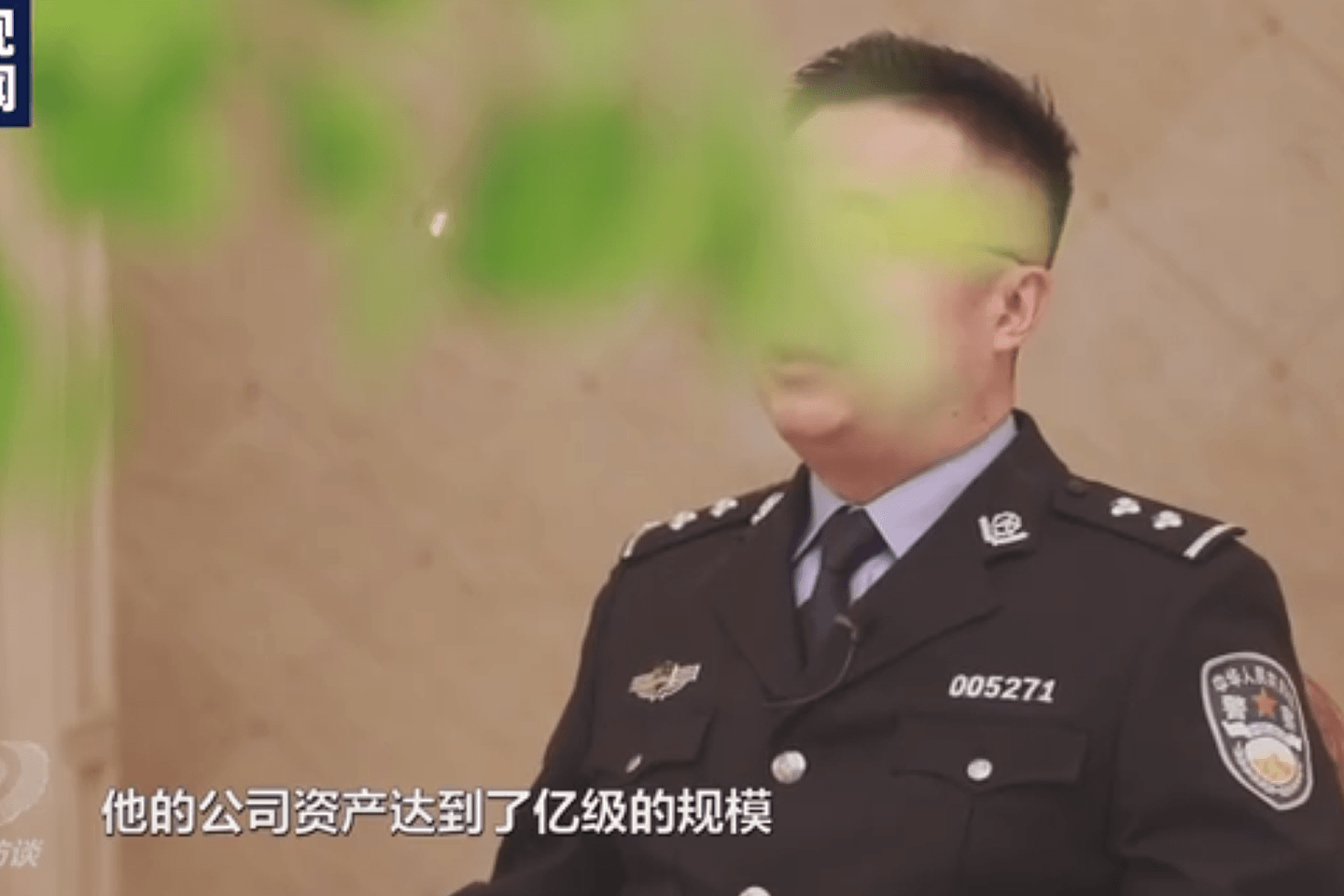 中国央视起底李亨利。图为广州国家安全局警员指其公司资产达上亿级规模。（中国央视视频截图）