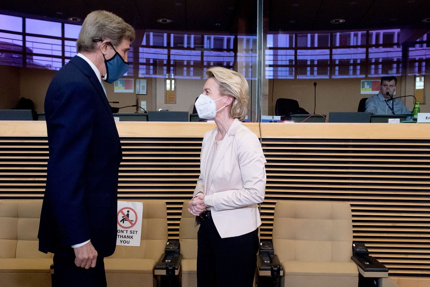 克里3月9日在布鲁塞尔会晤欧盟委员会主席冯德莱恩（Ursula von der Leyen）。（Twitter@Special Presidential Envoy John Kerry）