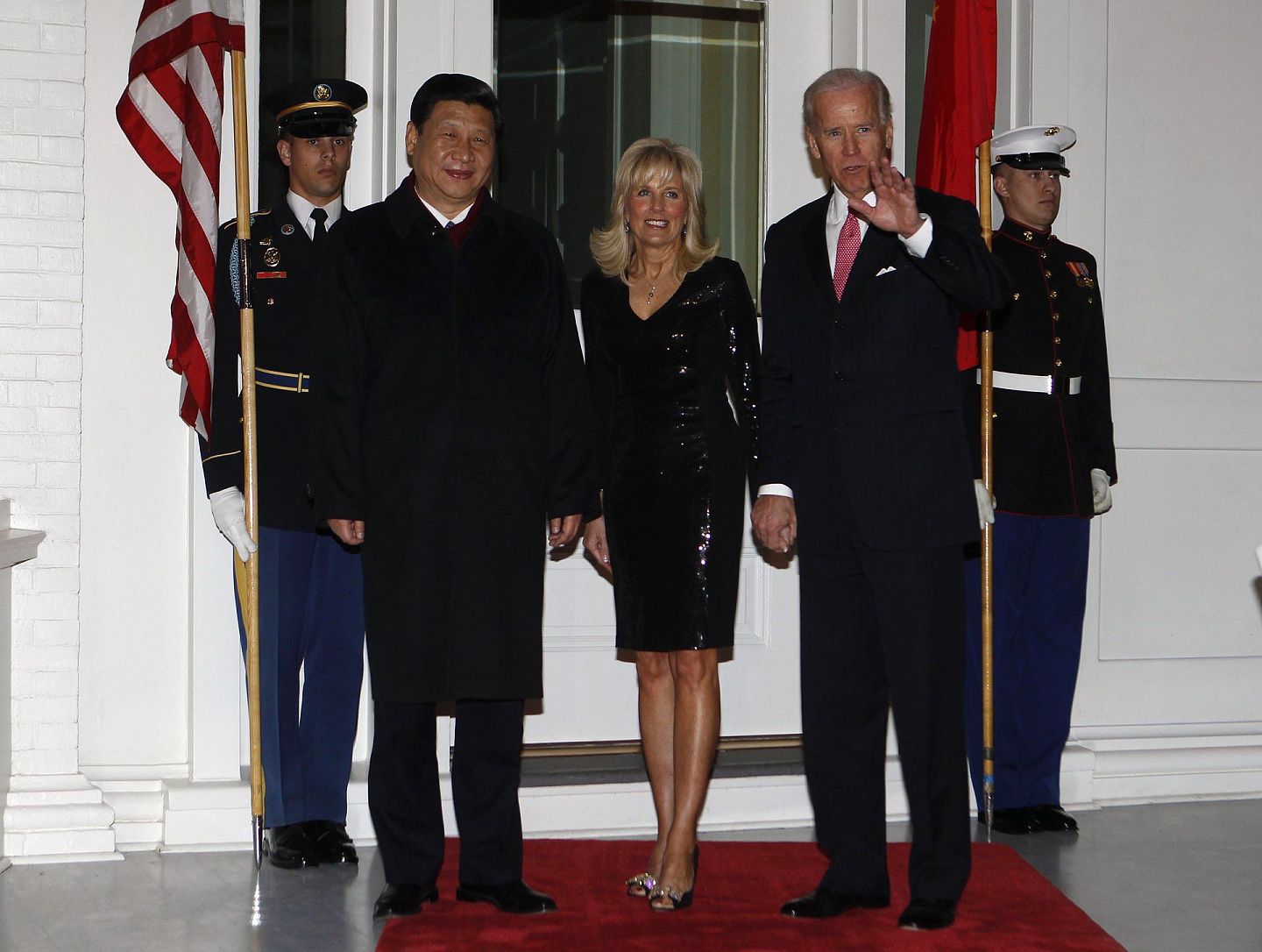 2012年2月14日，时任中国国家副主席习近平在白宫会见时任美国副总统拜登。（Reuters）