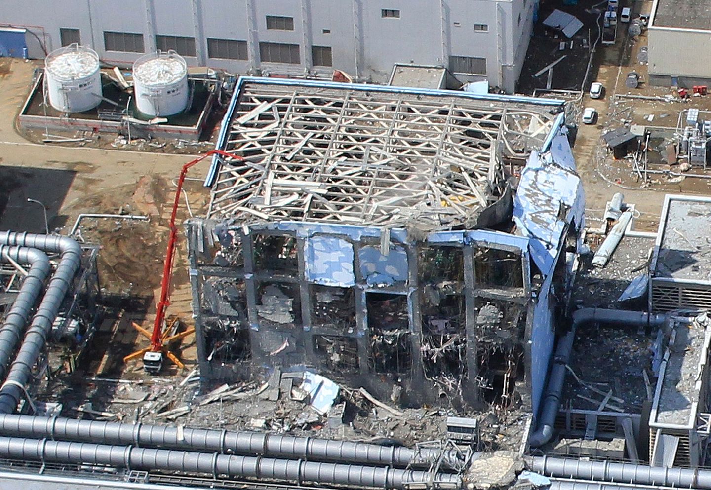2011年3月24日，日本福岛第一核电站建筑物在地震中受损。（Reuters）