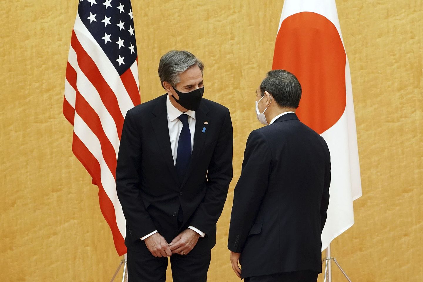 2021年3月16日，日本首相菅义伟(右)在首相官邸会见美国国务卿安东尼·布林肯(左)。美国和日本的国防部长和外交部长举行会议，讨论对中国在印度-太平洋地区日益增长的影响力的担忧。日本宣布排污水之后，得到了美国的支持。(美联社)