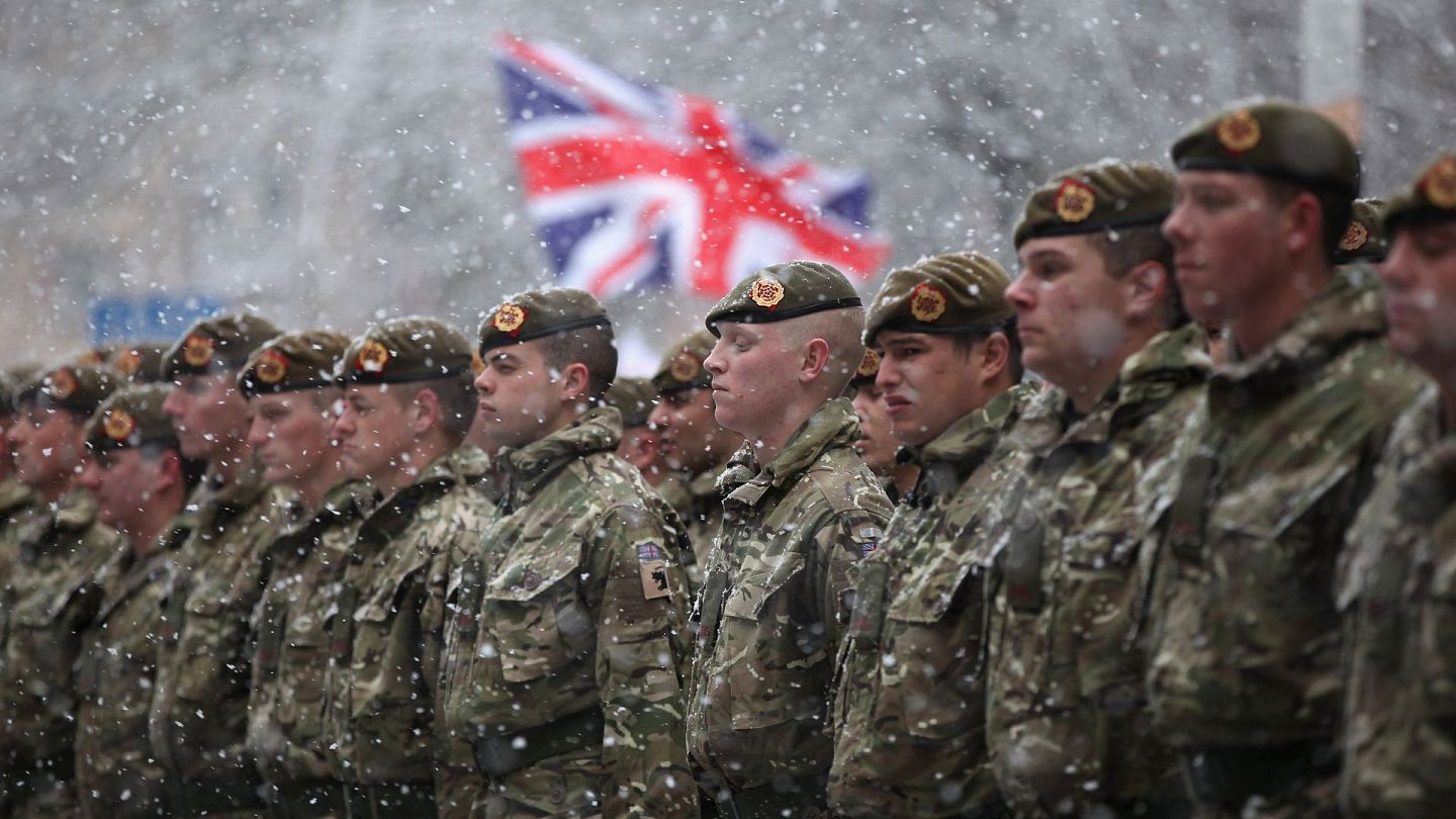 英媒《泰晤士报》（The Times）4月13日消息说，在美国计划于9月11日前从阿富汗撤军后，英国也会从阿富汗撤军，目前约有750名英国军人身处阿富汗，他们在缺乏美国支援下，处境会很艰难。图为2010年12月1日，从阿富汗返国的英国军人在下雪的英格兰步行操练。（Getty）
