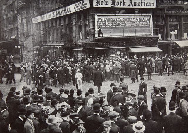 1912年4月，泰坦尼克号沉没的消息抵达纽约。