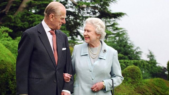英国女王伊丽莎白二世（右）与最近去世的菲利普亲王（左）资料照片。