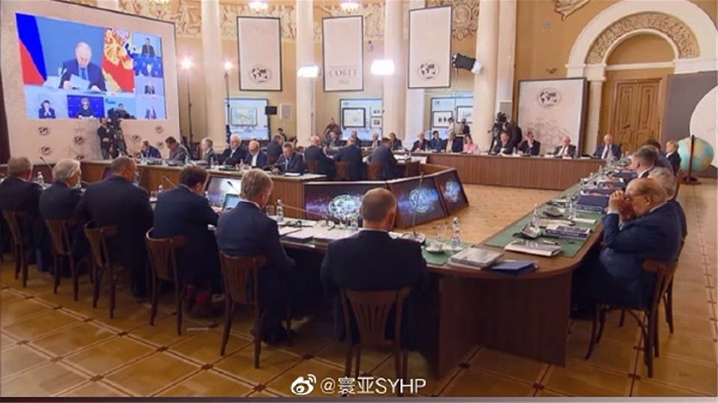 当地时间4月14日，普京召开了俄罗斯地理学会监事会会议。图为会议现场。（微博@寰亚SYHP）