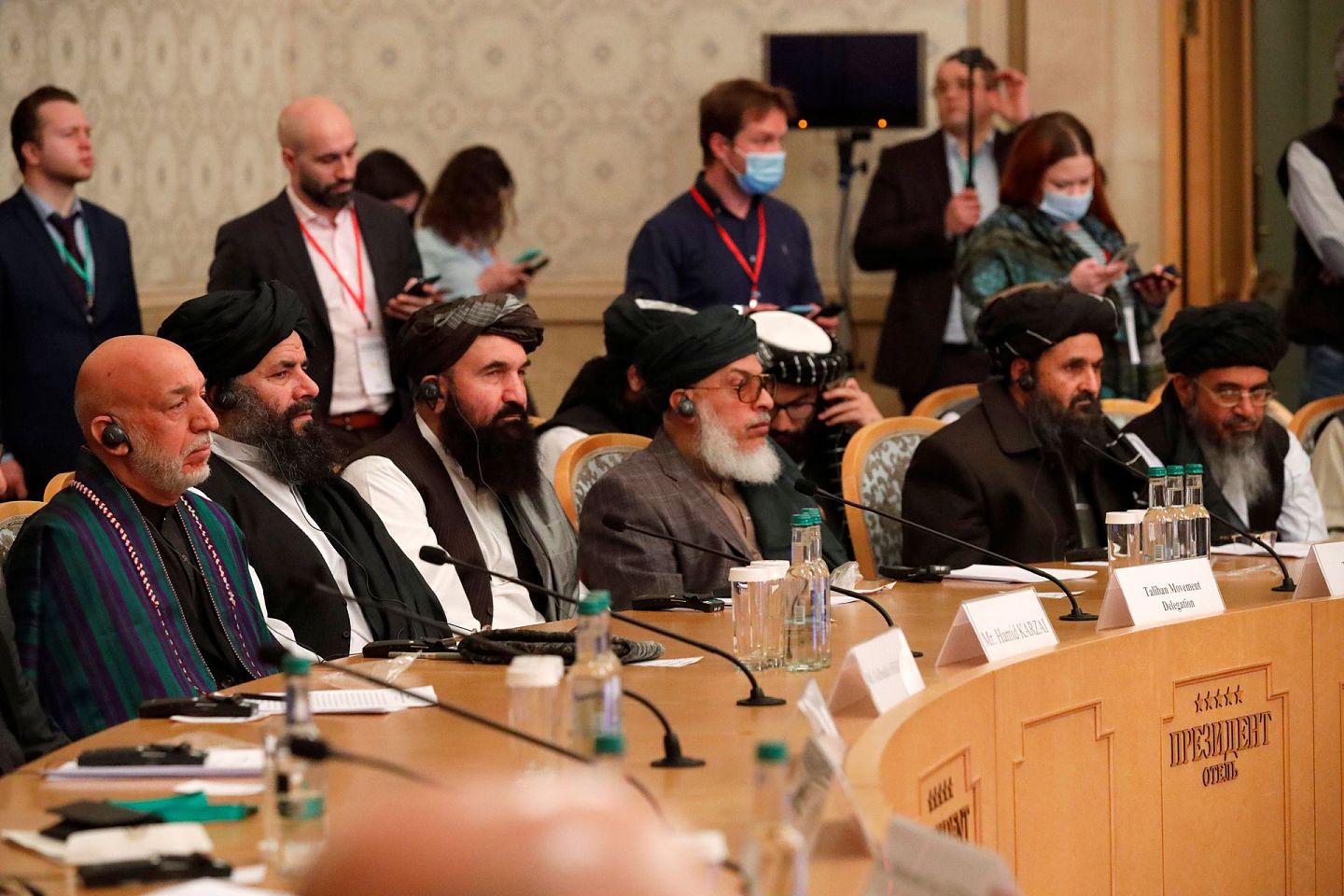 图为3月18日，俄罗斯在莫斯科举行与阿富汗和平工作有关的多方会议，塔利班派出代表人员参加。（Reuters）