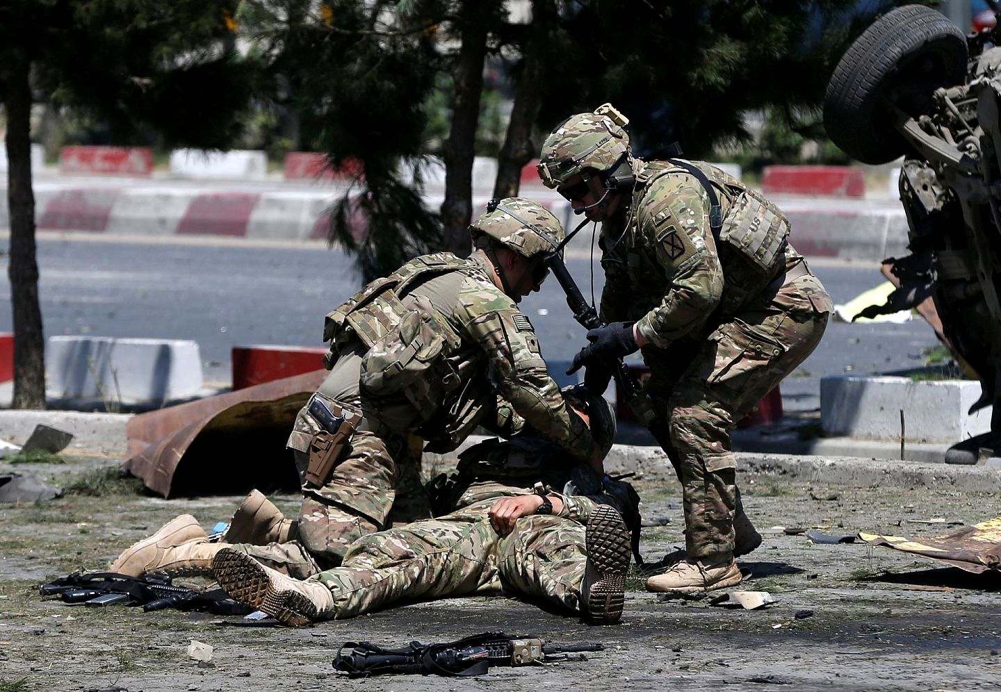 图为2015年，阿富汗首都喀布尔，美军遭遇袭击受伤。（Reuters）
