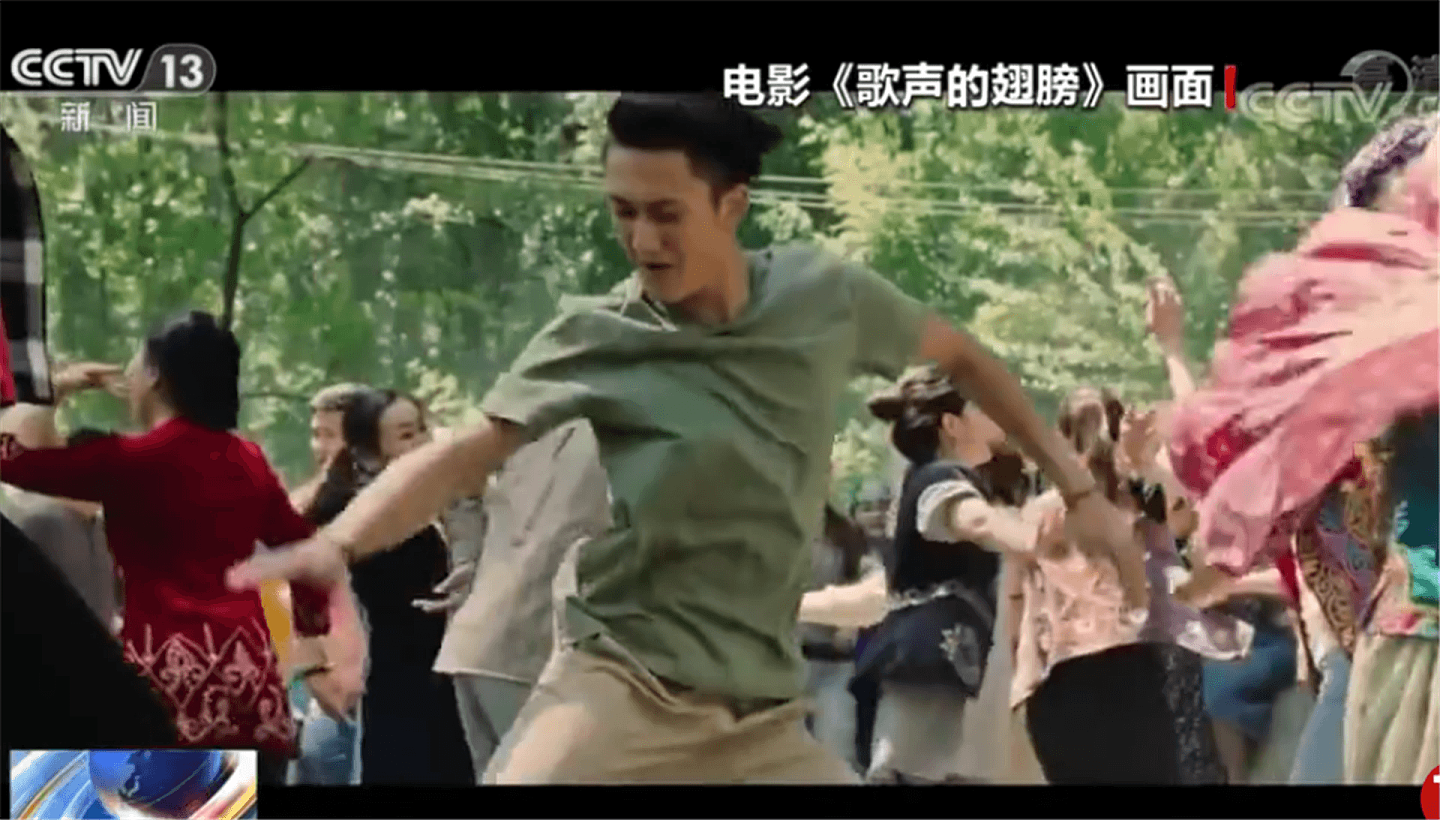 以新疆为背景的歌舞电影《歌声的翅膀》片段。（中国央视截图）
