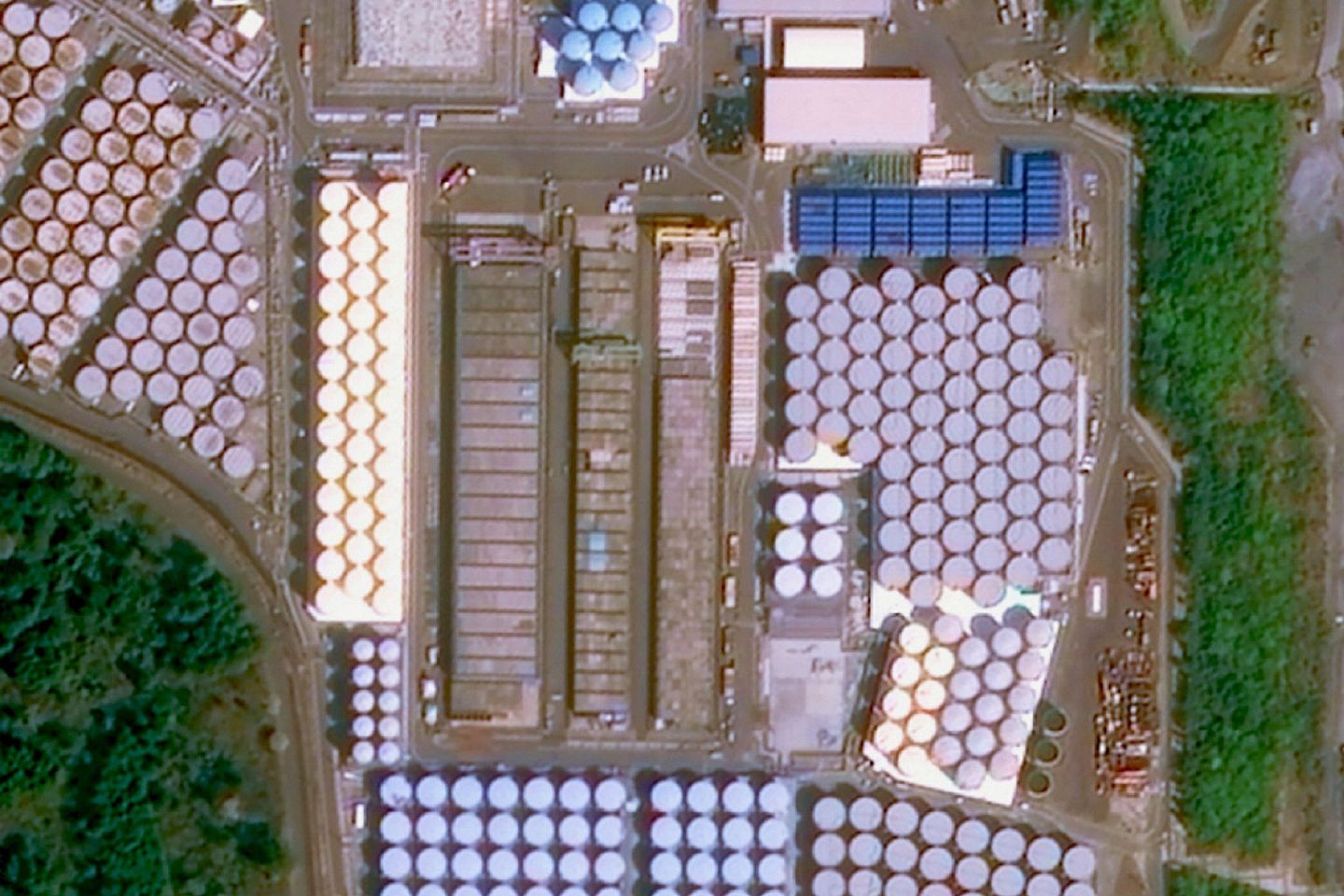 中国卫星企业拍摄福岛核电站核废水储存区。图为储存区内存在大量的储存罐。（微博＠长光卫星）