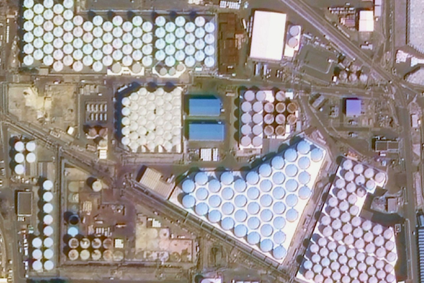 中国卫星企业拍摄福岛核电站核废水储存区。图为福岛核电站附近的核废水储存区。（微博＠长光卫星）