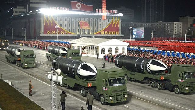 今年1月平壤阅兵展示了新型潜射弹道导弹