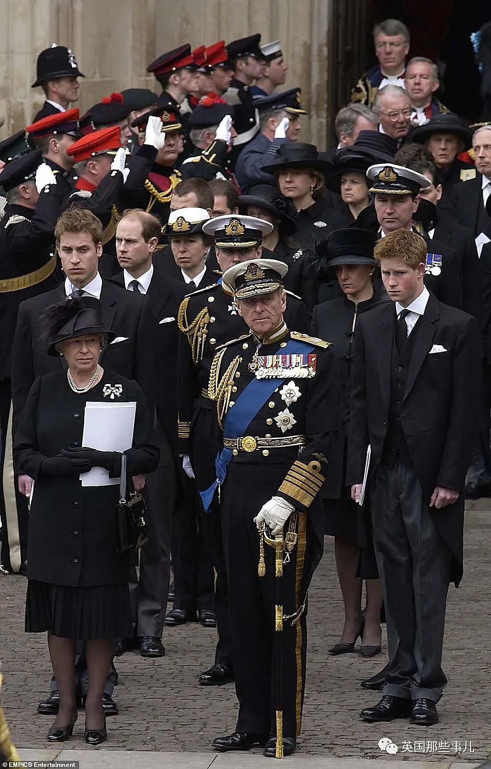 亲王葬礼上穿什么，几个王子吵开了！最后逼女王介入：全给我穿西装