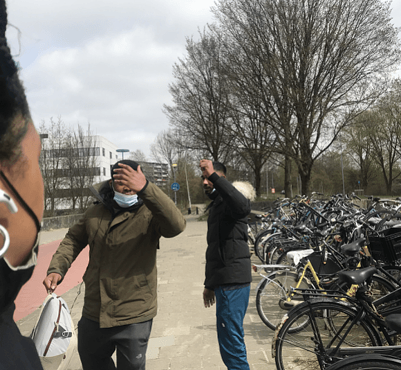中国女生荷兰街头遇袭，路人伸出援手反被骂种族主义