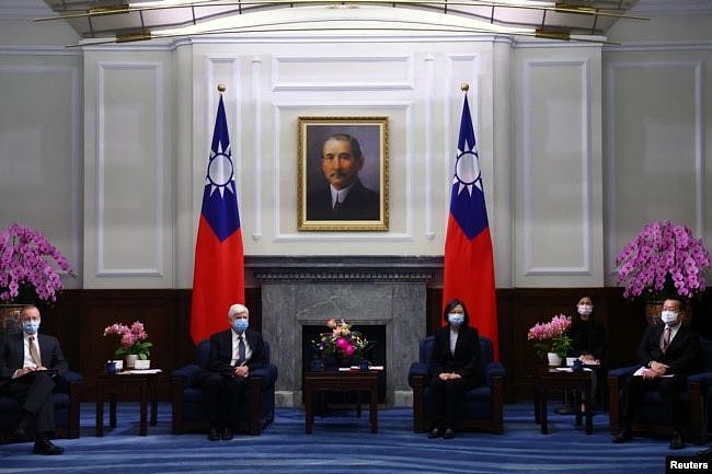 台湾总统蔡英文在台北会晤拜登政府上任后到访台湾的首个美国高层代表团。（2021年4月15日）