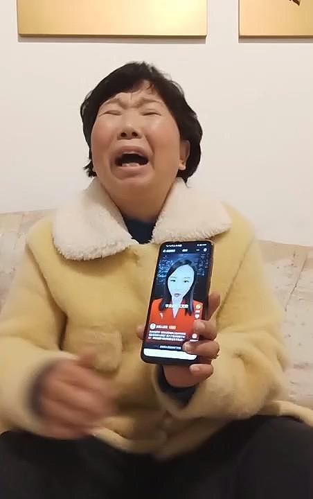姚策病逝之后，亲生母亲杜新枝在直播间听网友骂她，竟然几度笑趴在沙发上（视频/组图） - 8