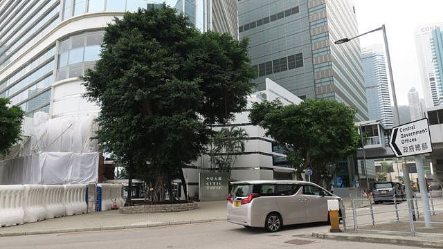 香港特区政府总部建筑群与中信大厦外保留自添马舰海军船坞的细叶榕（左）（14/4/2021）