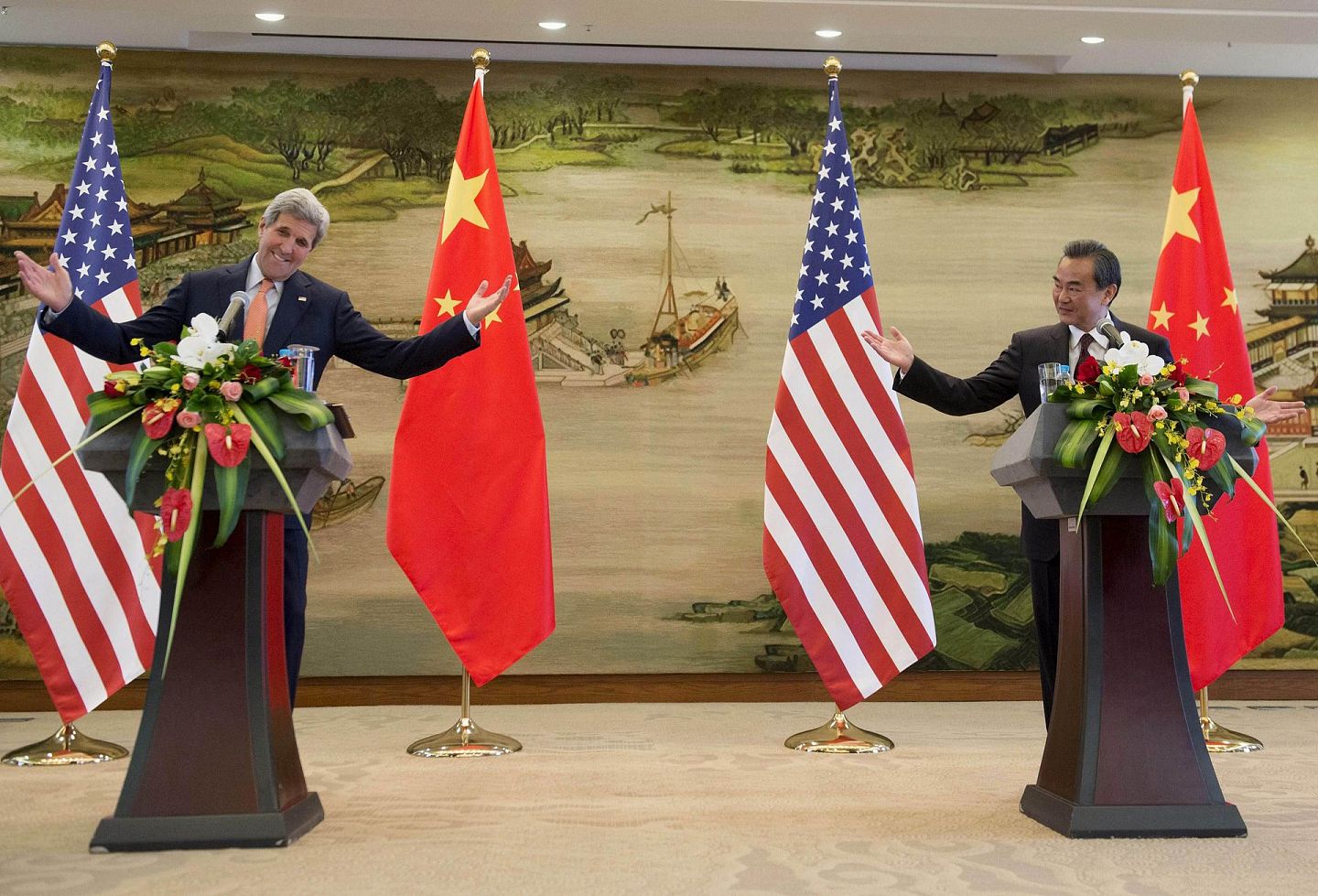 2015年5月16日，王毅在北京同克里举行联合记者会，氛围十分友好。（Reuters）
