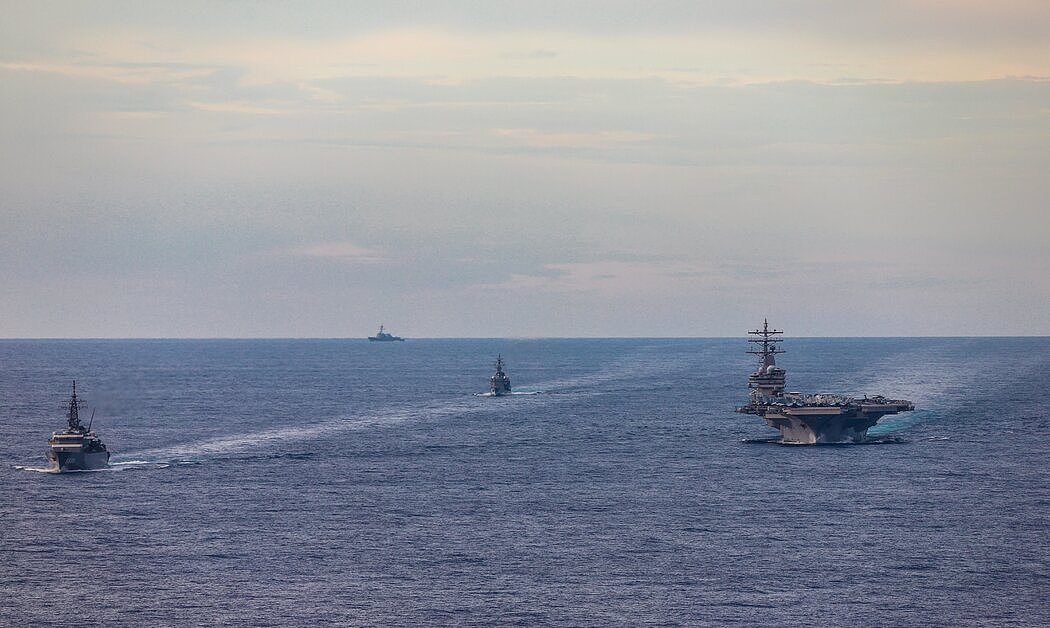 日本自卫队的训练船和美国的“罗纳德·里根号”航空母舰去年在南中国海的一次演习中。